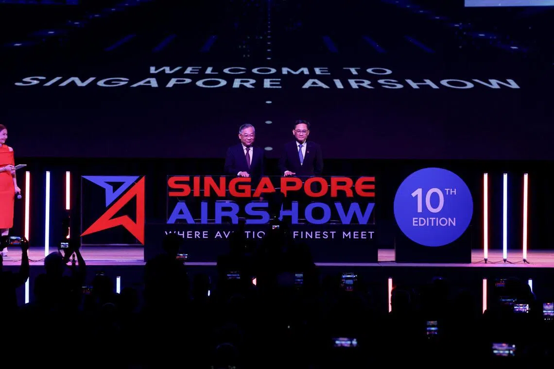 副总理兼贸工部长颜金勇（左）于2026年2月2日在滨海湾金沙与新加坡航空展主办方Experia Events主席陈尉民一同为展览主持开幕。