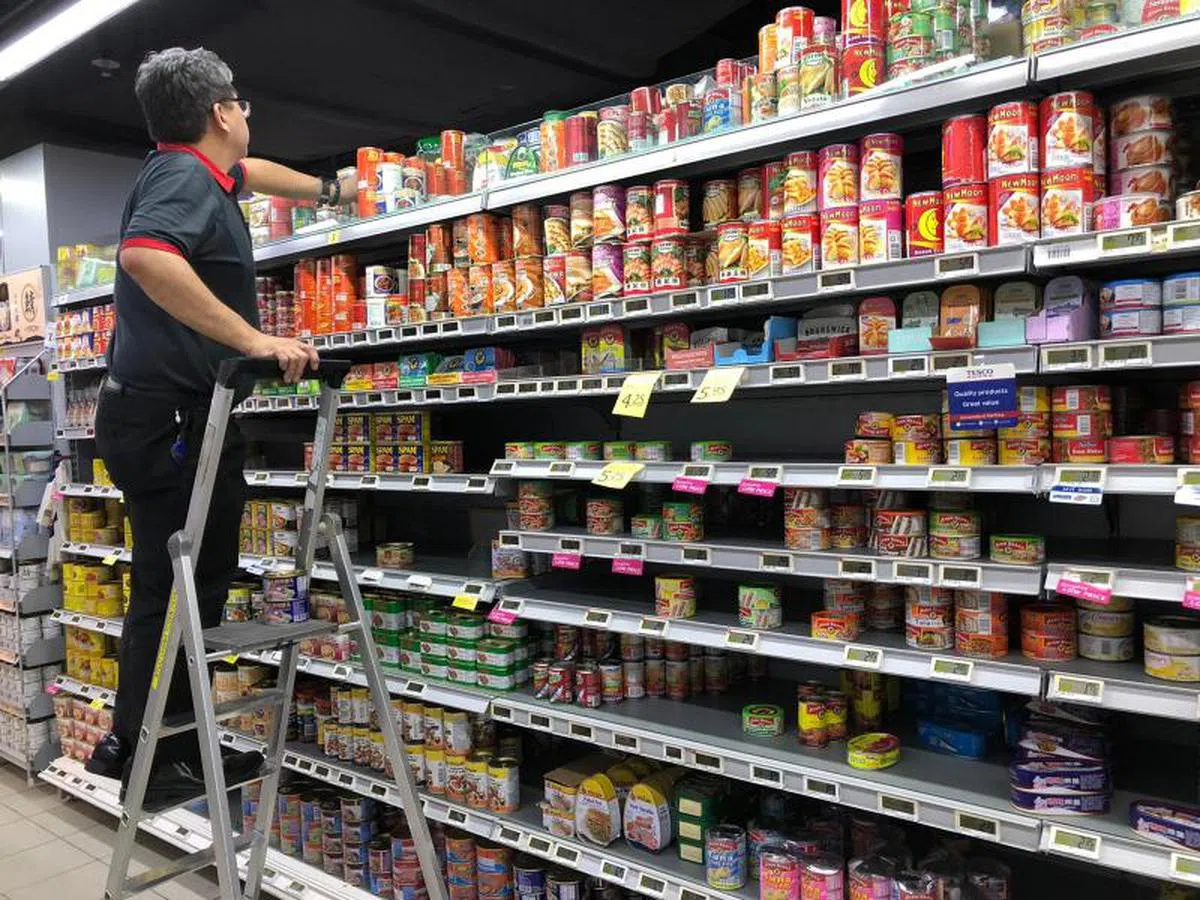  罐头食品区。 