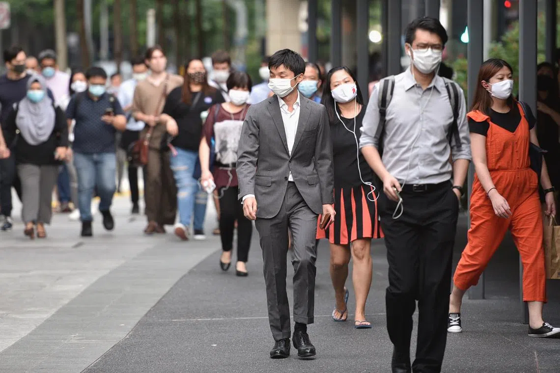 因应本地社区病例频传，政府宣布从本周六收紧一系列防疫措施。（海峡时报）