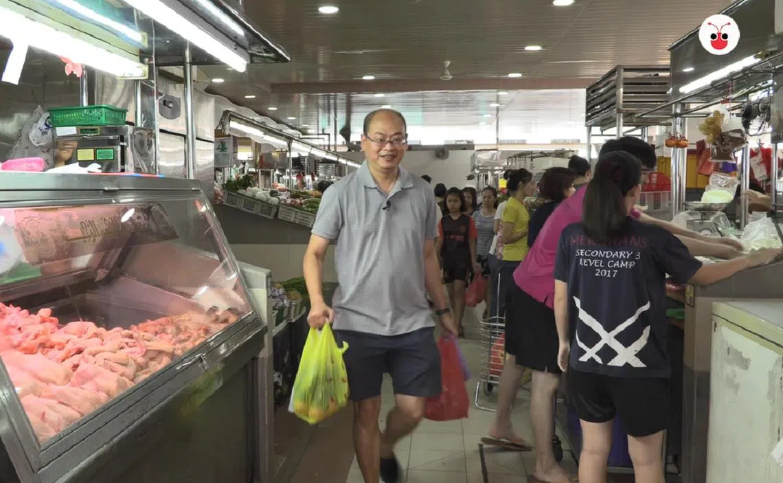 蔡厝港集选区议员余家兴每周都会去东陵福巴刹（Tanglin Halt Market）买菜。（红蚂蚁视频截图）