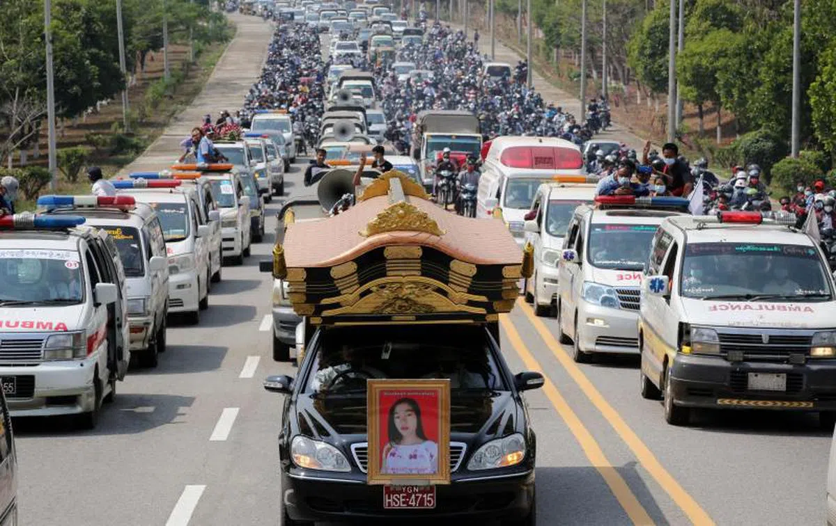  大批民众组成车队，送首名罹难者Mya Thwe Thwe Khine最后一程。（法新社） 