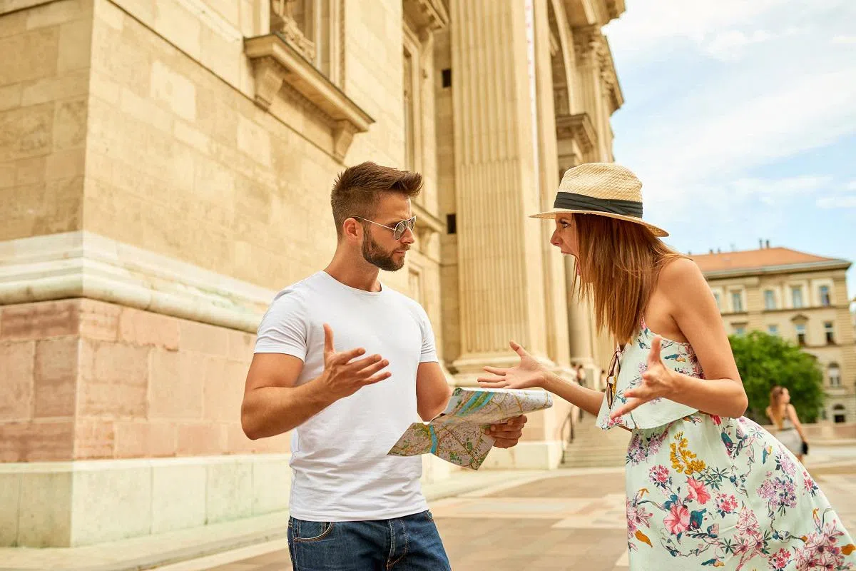 示意图：情侣在旅行途中吵架。（ALAMY）