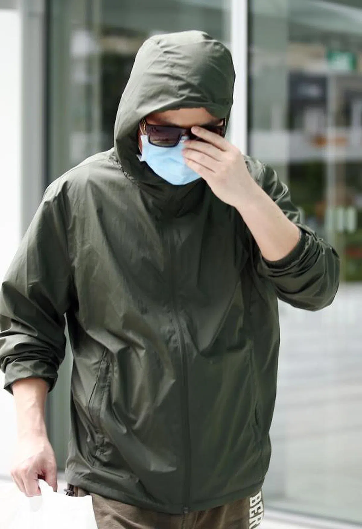 来自中国武汉的中国籍男子胡俊（38岁，左）与中籍妻子石沙（36岁）涉嫌向卫生部谎报信息妨碍当局的追踪工作而被控上庭。（海峡时报） 