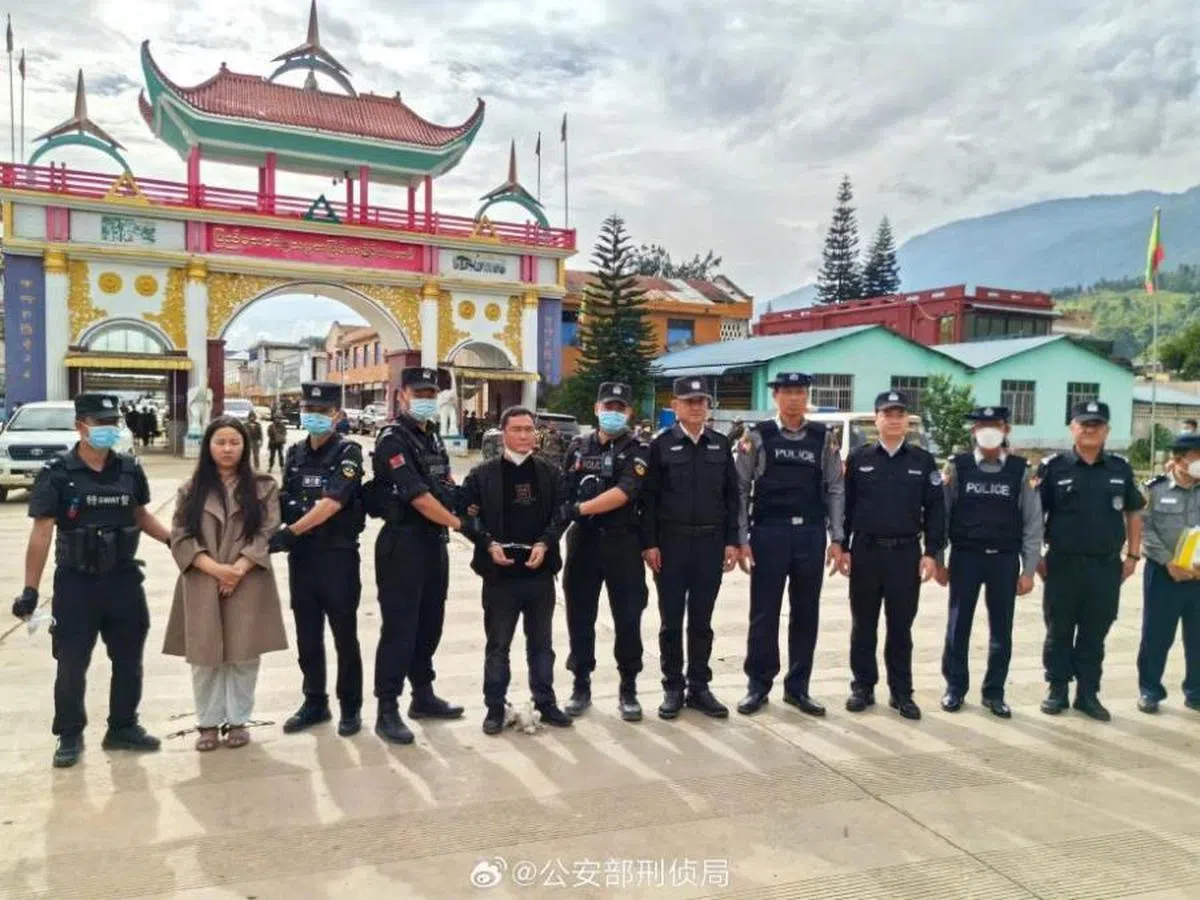 缅甸警方向中国公安移交被抓获的明国平等人。（中国公安部）