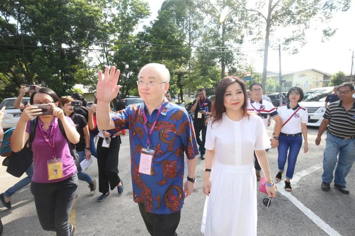  5月9日投票日当天，马华署理总会长魏家祥和妻子到永平国民小学投票站投票。（联合早报） 