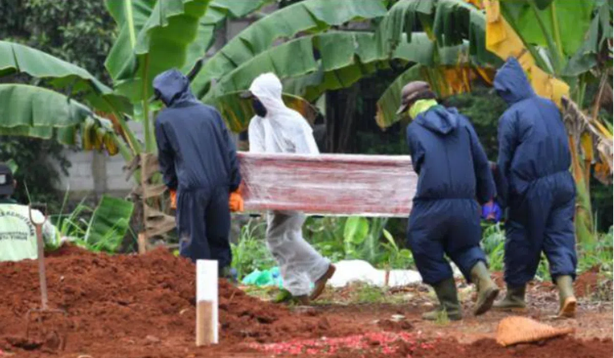  因不守规矩而被罚挖坟墓的人。（互联网） 