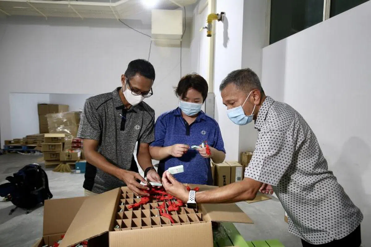  主管智慧国计划的外交部长维文医生（右一）25日到波娜维斯达民众俱乐部视察派发合力追踪携手防疫器的工作，并在受访时指出，防疫器不会出现供不应求的情况。（联合晚报） 
