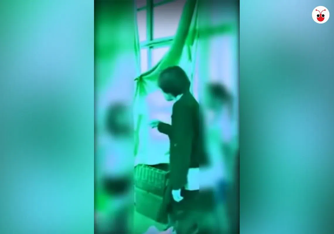 台湾一名家长因女儿被霸凌赏巴掌，于是连同自己的朋友闯入校园兴师问罪。（爆料公社视频截图）