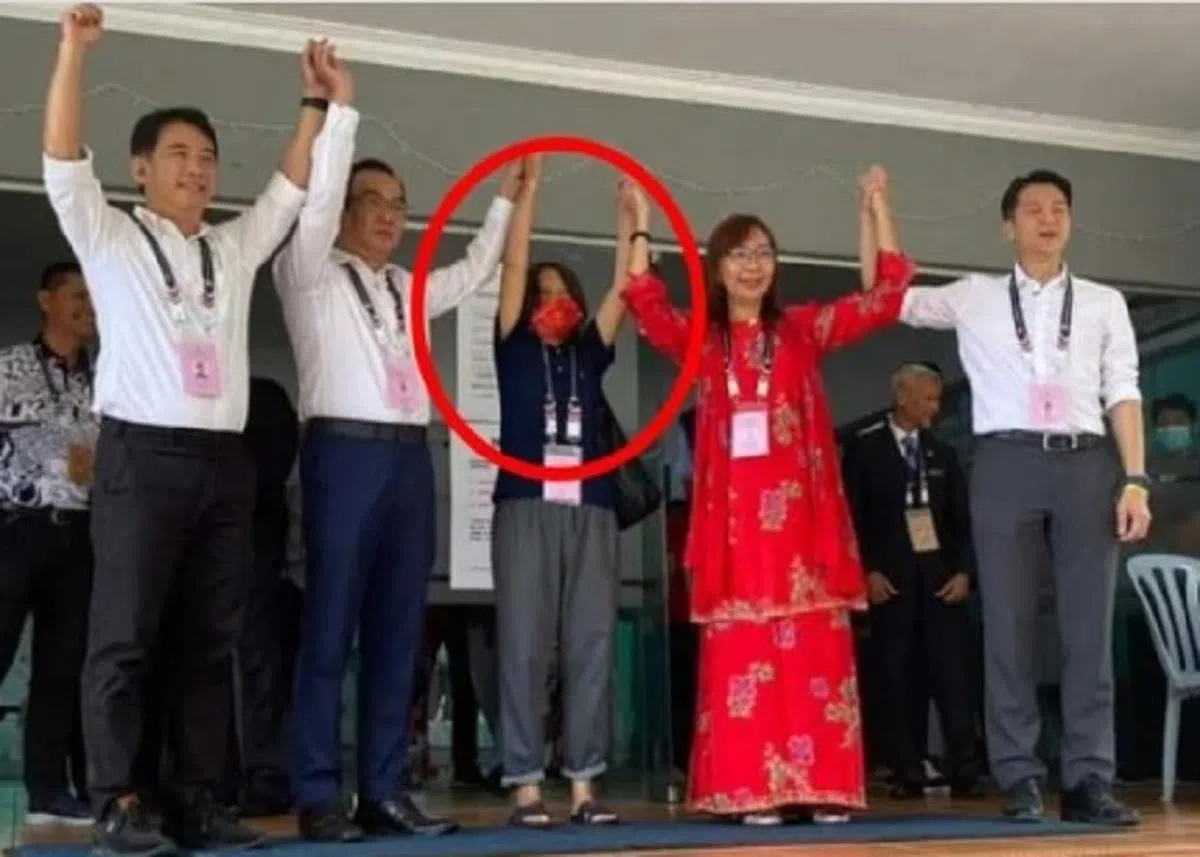吉隆坡士布爹选区的一名独立候选人以“财神爷”（Choy San Yeh）名字上阵成功提名，却因确诊冠病，提名日当天由胞姐（圈起者）代为提交表格。（东方网）