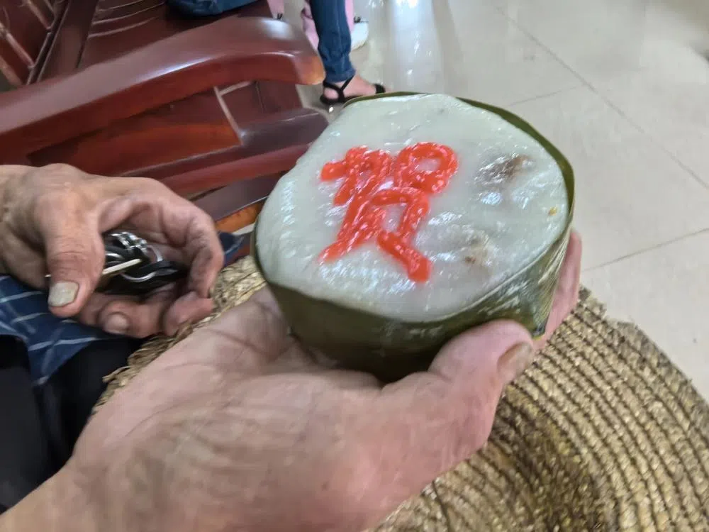 每逢喜庆，海南人都会挑粑做苙前来道贺，有的地方在粑上面中间处点红，现在直接写上“贺”或“吉”字。苙是拳头大小，形状一般为枕头状的糕点，在早期抗战时代是纯糯米制成，到了近代才加入肉类、腊肠、冬菇等馅料。（黄良丰提供）