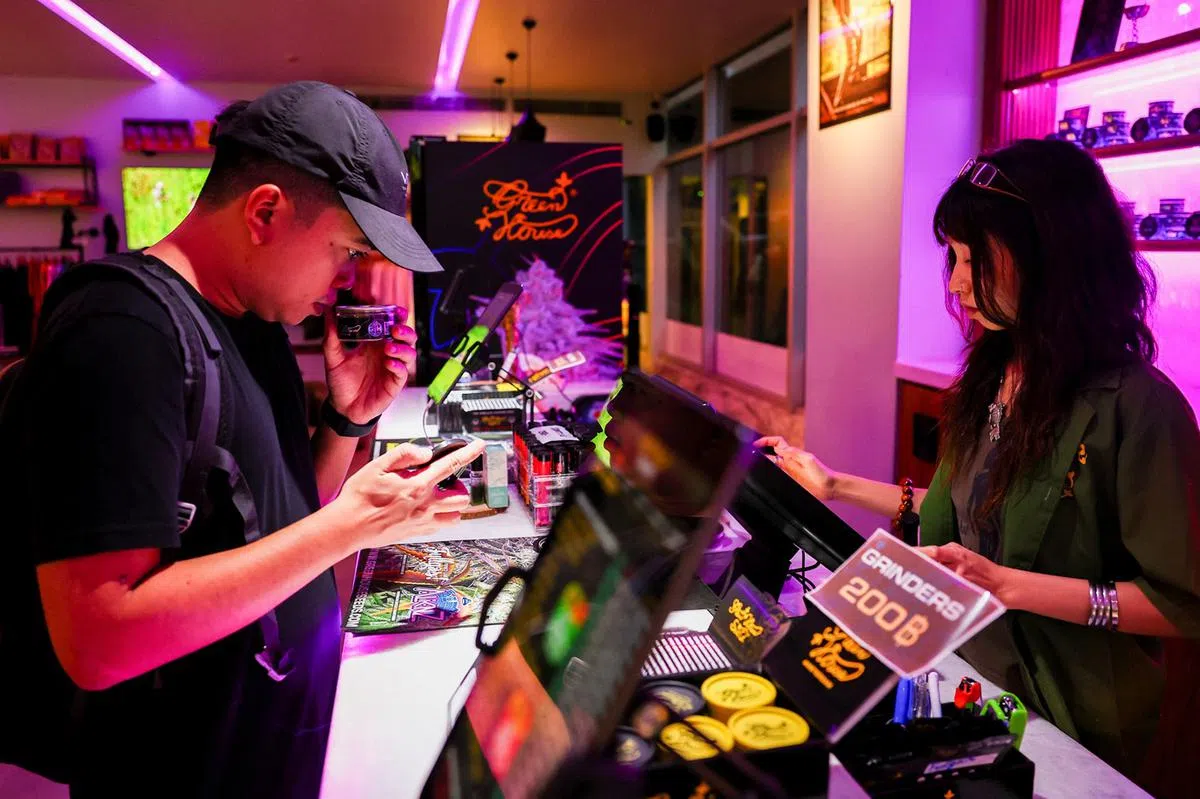 泰国收紧大麻政策，规定大麻只能药用，引发部分大麻商店业者不满，担心生意做不下去。图为曼谷的一家大麻商店。（路透社）