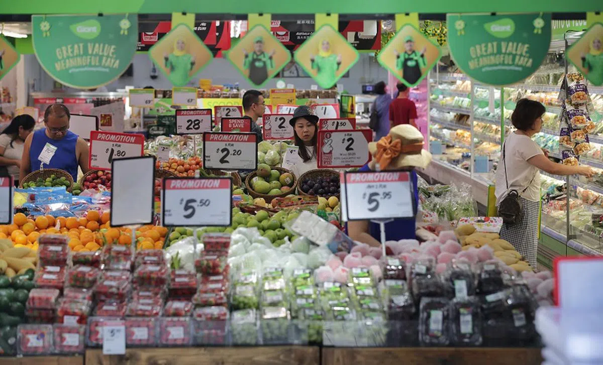 巨人超市从2024年1月1日至6月30日，吸纳700种必需品额外一个百分点的消费税。（海峡时报）