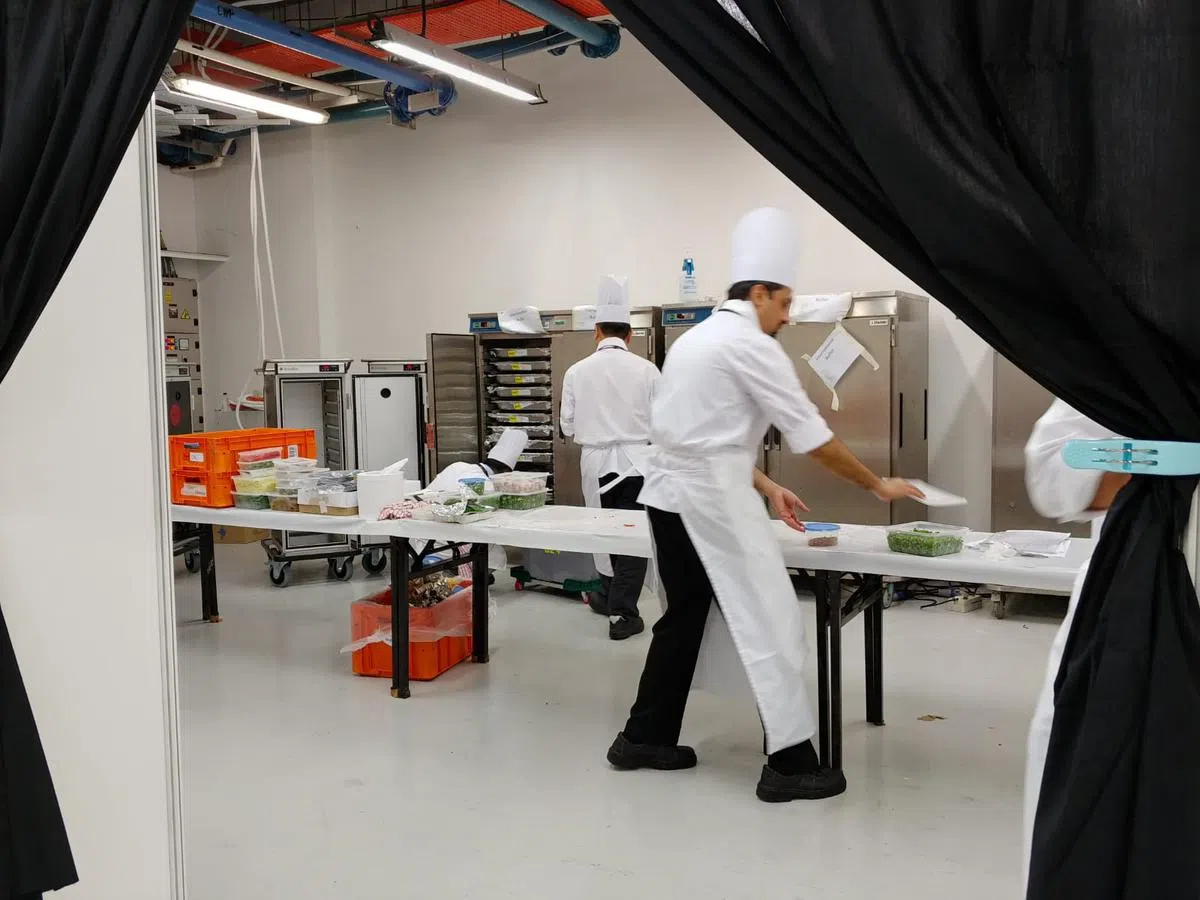  所有食物都在位于樟宜机场的中央厨房准备后，运抵媒体中心做最后的分装与加热。（张丽苹摄） 