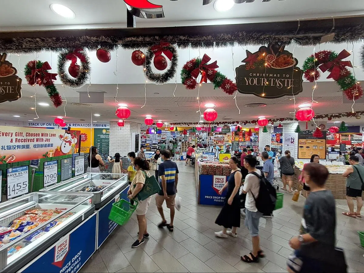 纳福坊这家超市外头红绿色相间的圣诞装饰，掩饰不了里头大红灯笼的喜气。（红蚂蚁摄）