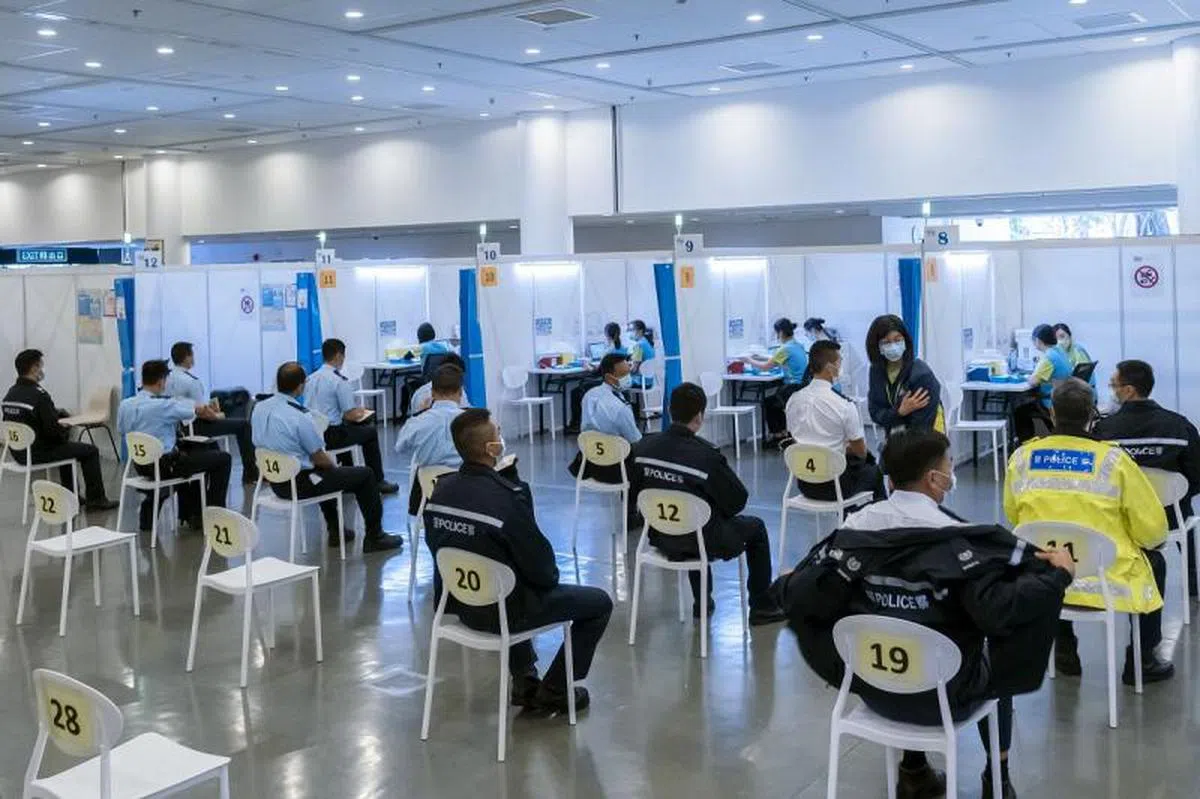  香港警察职员接种科兴疫苗。（法新社） 