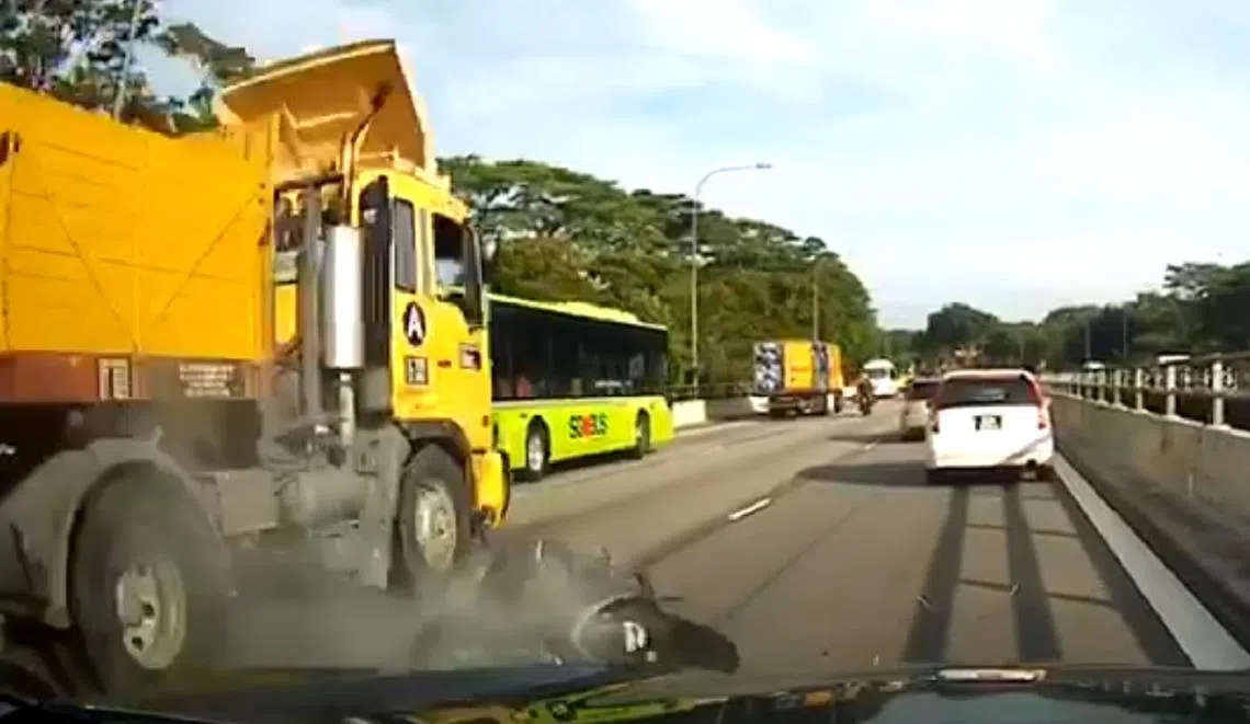 实里达快速公路（SLE）本星期一发生恐怖车祸。一辆十轮重型拖车快速驶在中间车道，前轮拖着一辆黑色电单车及残骸，后方六轮跟着碾过电单车骑士，尸体当场血肉模糊。警方知道有关车祸的视频在网上流传，促请公众不要再转发这些视频。（互联网）