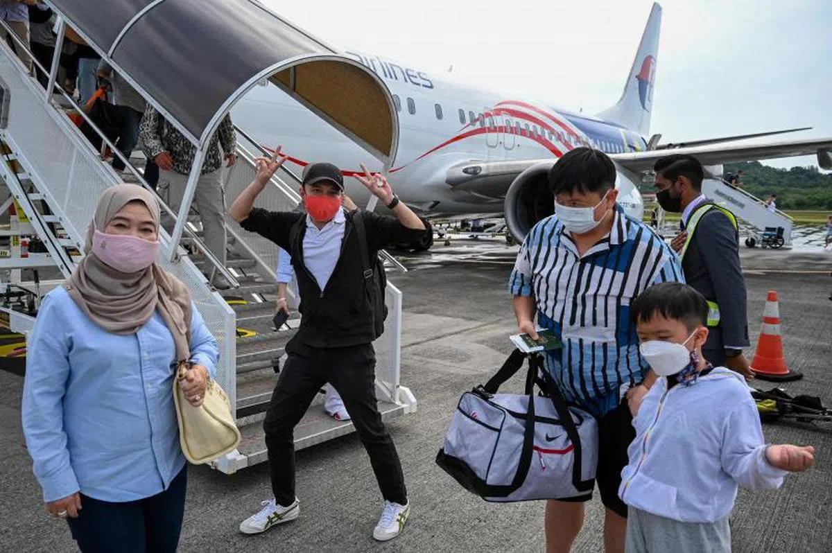 抵达浮罗交怡的旅客难掩兴奋之情。（法新社）