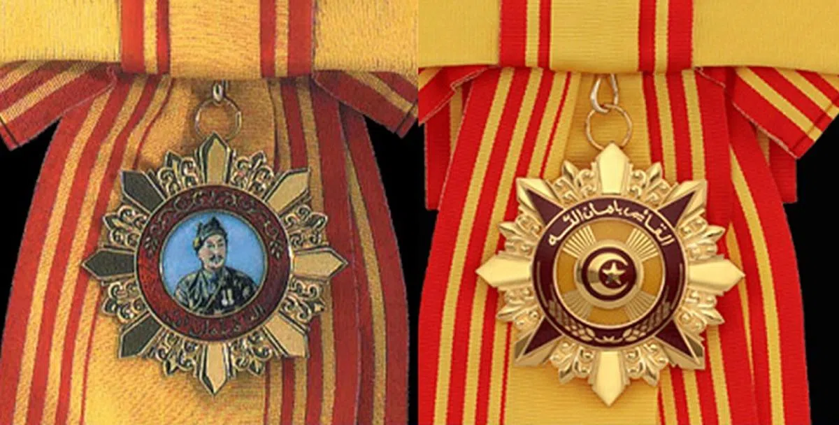 1975年以前，文莱皇室最高勋章表面带着奥玛塞夫苏丹的头像（左），之后则以新月和星形取代（右）。（medals.org.uk / 红蚂蚁制图）