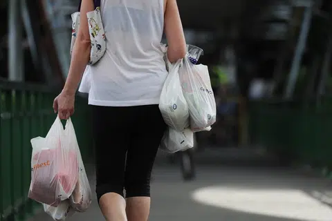 塑料袋是新加坡人生活中不可或缺的部分。（海峡时报）