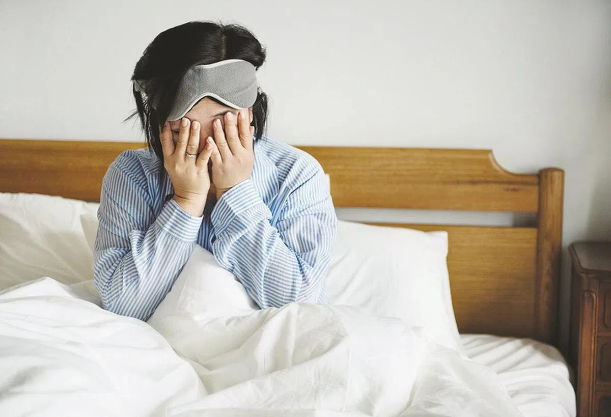专家说，就算报复性熬夜者隔天醒来时睡眼惺忪、情绪不好，或身体出状况，也难以让他们在下来的几个夜晚改变晚睡行为。（互联网）