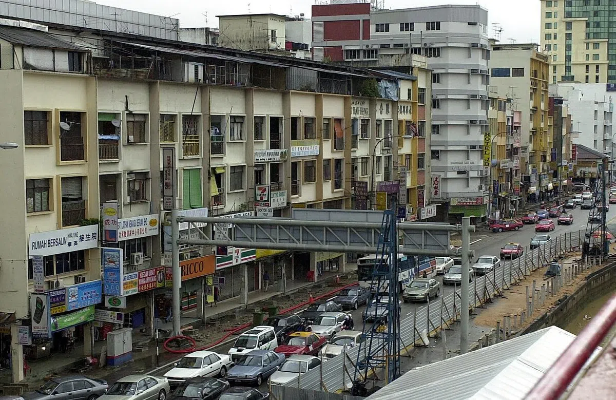 距离新山关卡10分钟路程的黄亚福街，曾是新加坡人熟悉的“盗版DVD一条街”。（每日新闻）