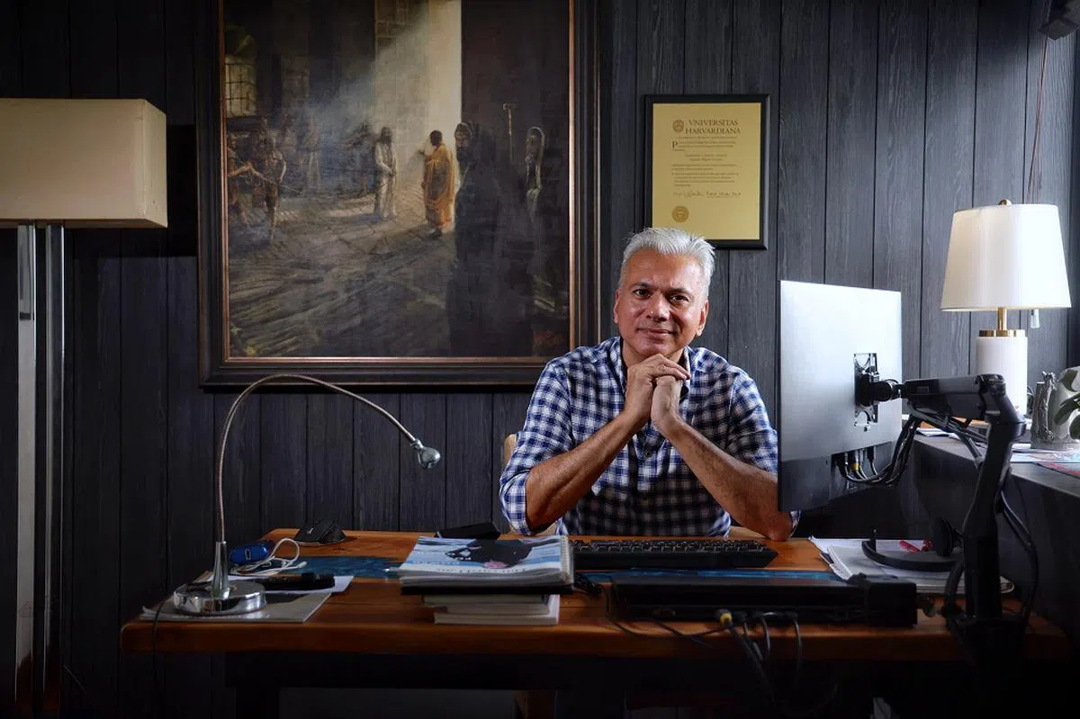 尼荷哈佩星在《海峡时报》专访中表示，自己和工人党秘书长毕丹星互敬互重，不会有一山不容二虎的问题。他说：“党内只有一只‘虎’。”（海峡时报）