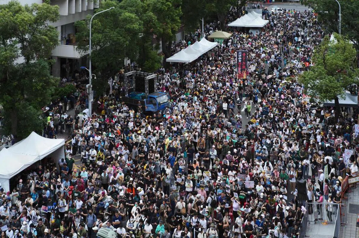 大批民众在立法院外示威抗议。（路透社）