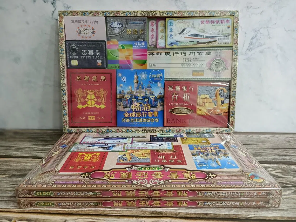 包括护照、各种车资卡、贵宾卡等等必备品的纸扎“旅游套装”。（互联网）
