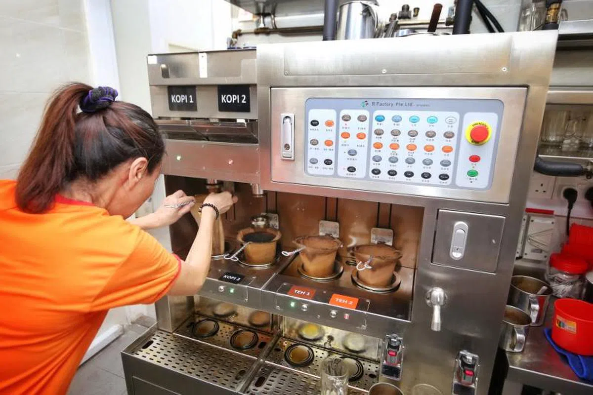  位于盛港康埔桦弯第289C座组屋底层，属口福集团旗下的咖啡店品牌喜多福引入冲泡机，以提高茶水摊主的生产力。冲泡机器共有四个独立水箱，两个供泡咖啡，两个供泡茶。冲泡机设有四个独立出水口，即便只有一名员工，也能同时冲泡四杯饮品。（联合早报） 