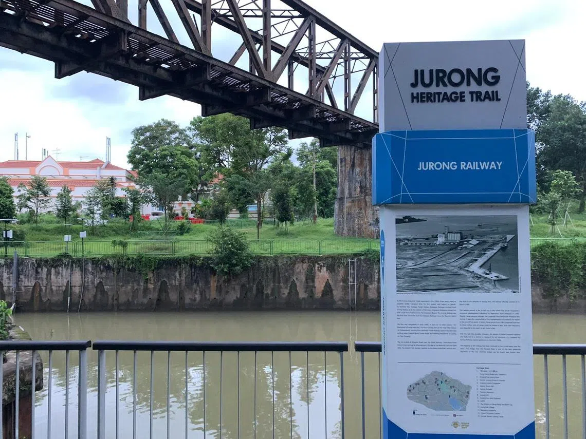 横跨乌鲁班丹河的裕廊铁路火车铁桥。（叶孝忠摄）