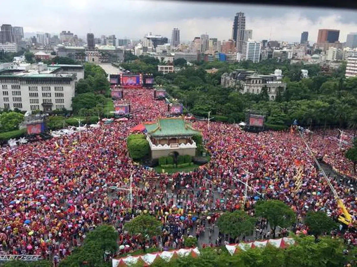  凯达格兰大道上的”韩粉”人潮汹涌、声势惊人。 （香港中国通讯社） 