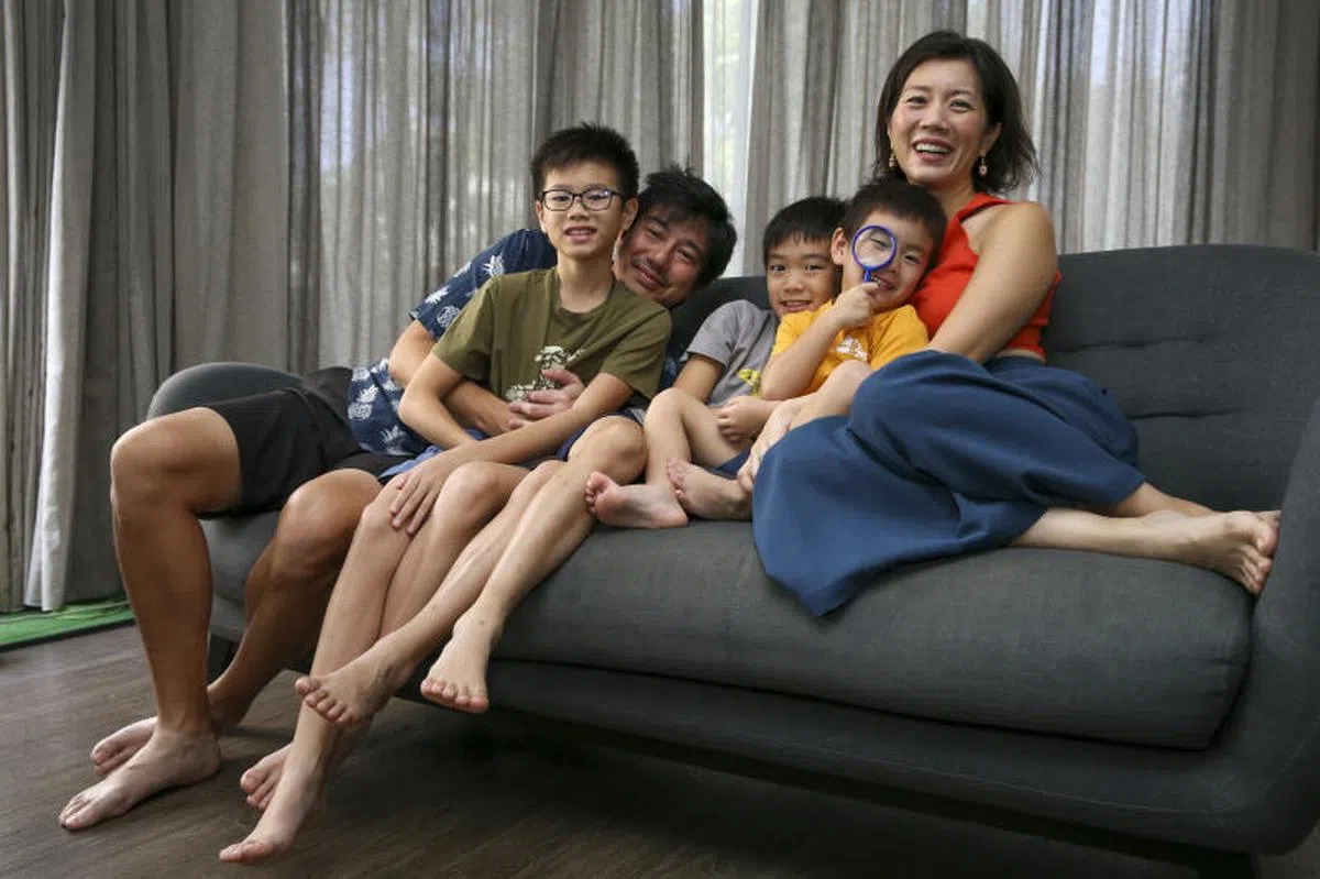  曾文雄夫妇一家合照，左起大儿子昆廷、曾文雄、二儿子埃文、小儿子奥利弗和曾淑丽。（海峡时报） 