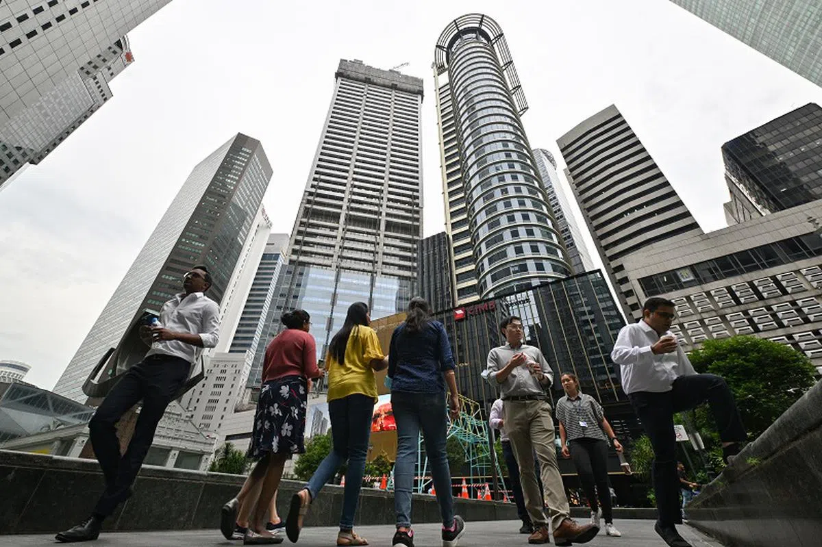有5万3200名新加坡人从事两份或以上的工作，包括全职及兼职工作。（海峡时报）
