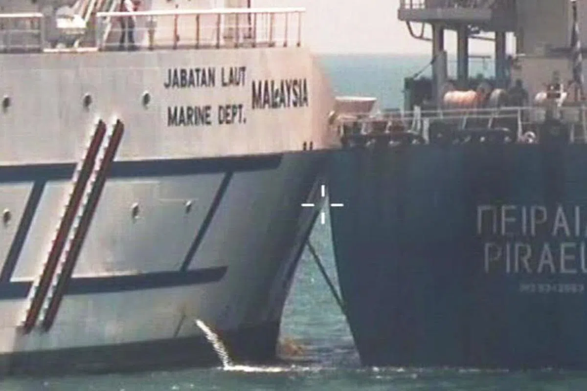  早前非法滞留在我国海域的马来西亚浮标船Polaris和希腊注册商船Piraeus在我国海域相撞。（新加坡警察部队提供） 