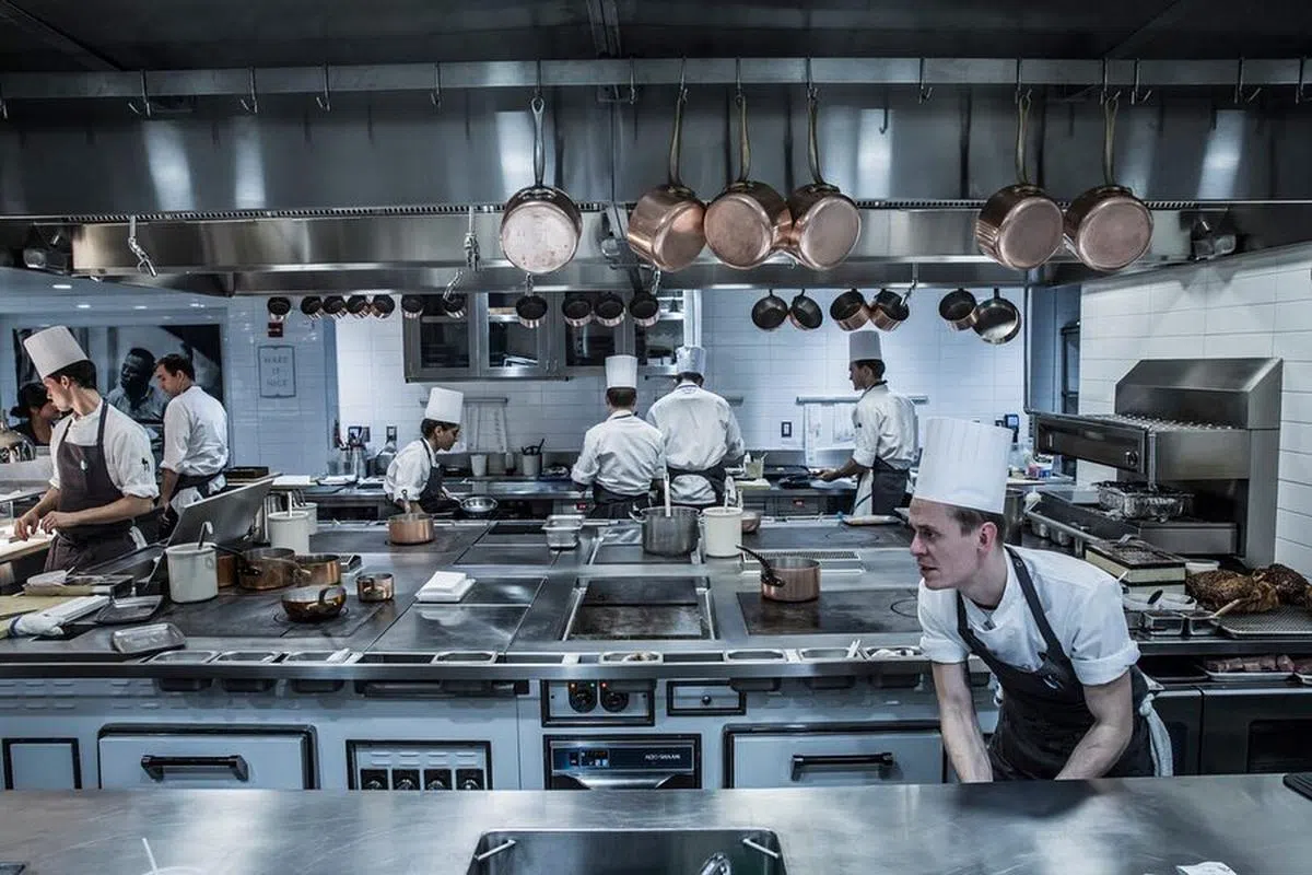 美国米其林三星餐馆麦迪逊公园11号（Eleven Madison Park）的厨师忙碌的一幕。（取自脸书）