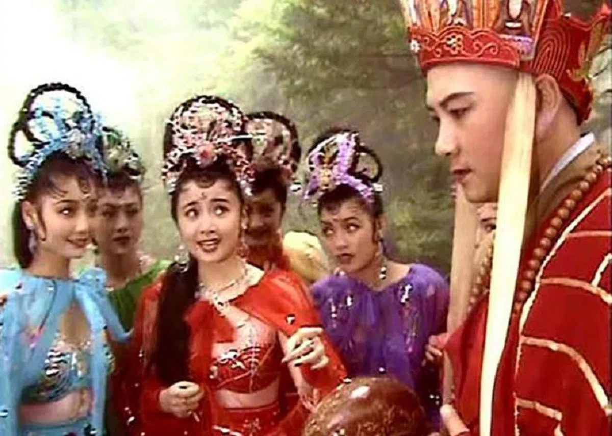  经典《西游记》镜头：蜘蛛精姐妹们垂涎唐僧肉，使出浑身解数诱惑唐僧。（互联网） 