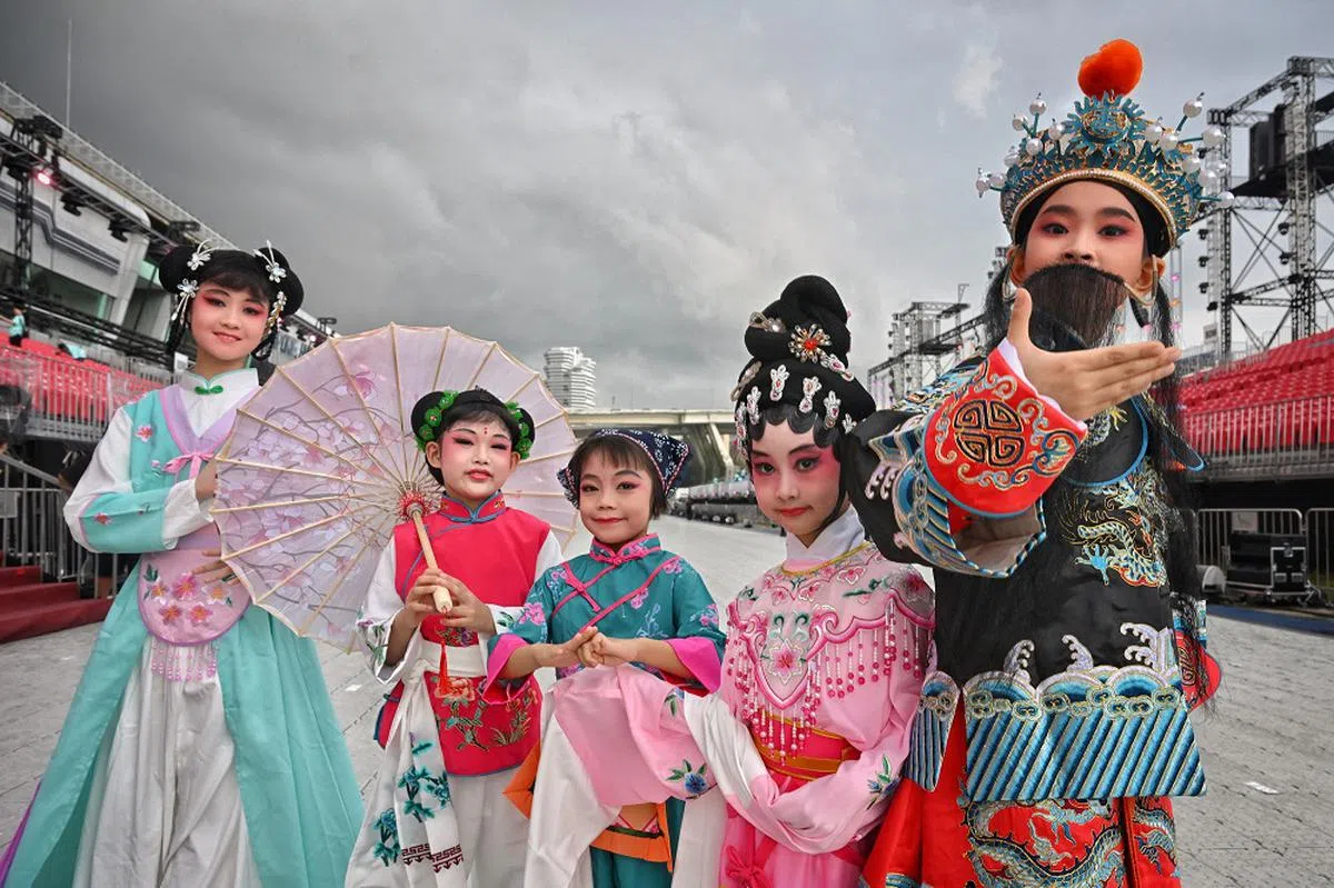 小朋友以花旦、青衣与老生的形象亮相，似模似样。（海峡时报）