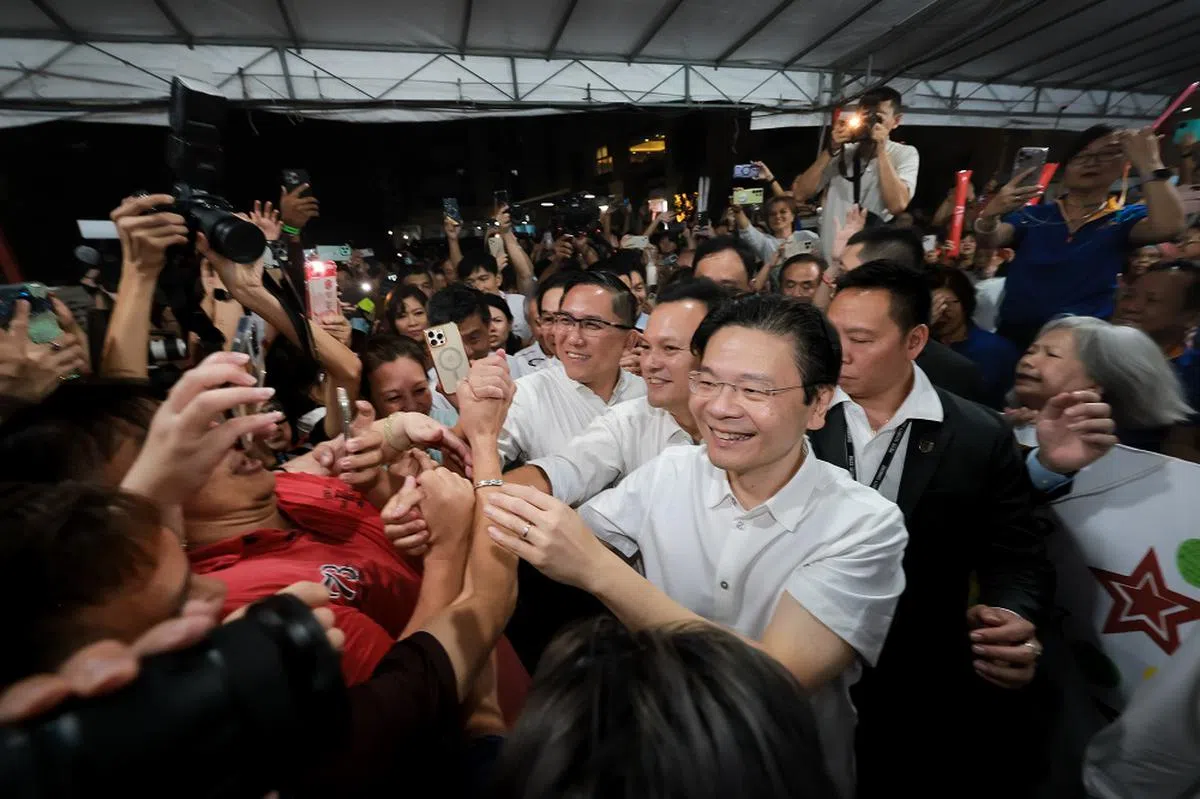 黄循财总理在宣誓就职仪式结束后，到林邦区同居民见面，接受居民的祝贺。（联合早报）