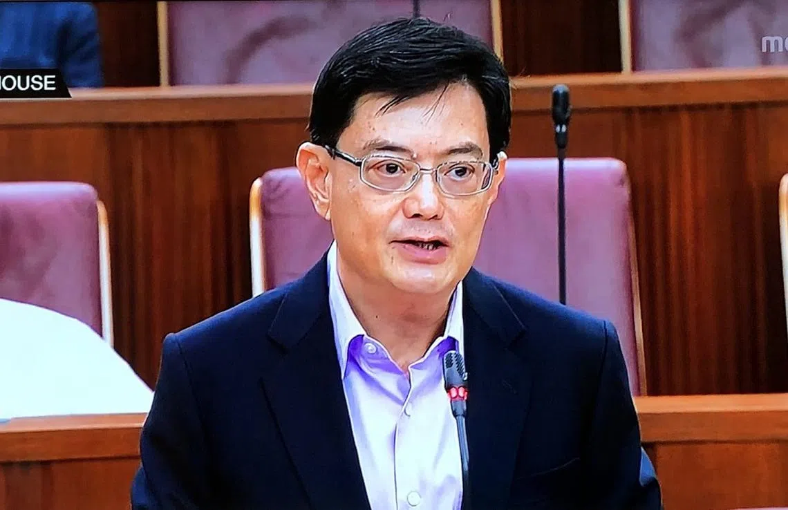 副总理兼财政部长王瑞杰今天（4月6日）在国会宣布推出名为“同舟共济”，总额51亿新元的第三轮预算案。（视频截图）