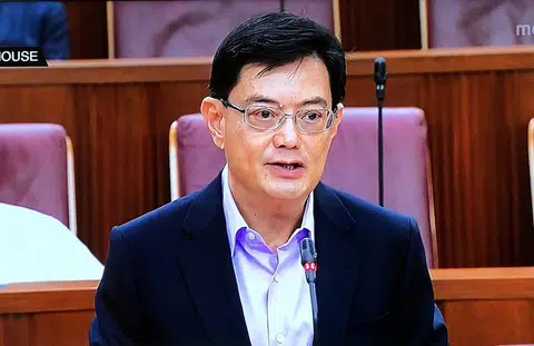副总理兼财政部长王瑞杰今天（4月6日）在国会宣布推出名为“同舟共济”，总额51亿新元的第三轮预算案。（视频截图）