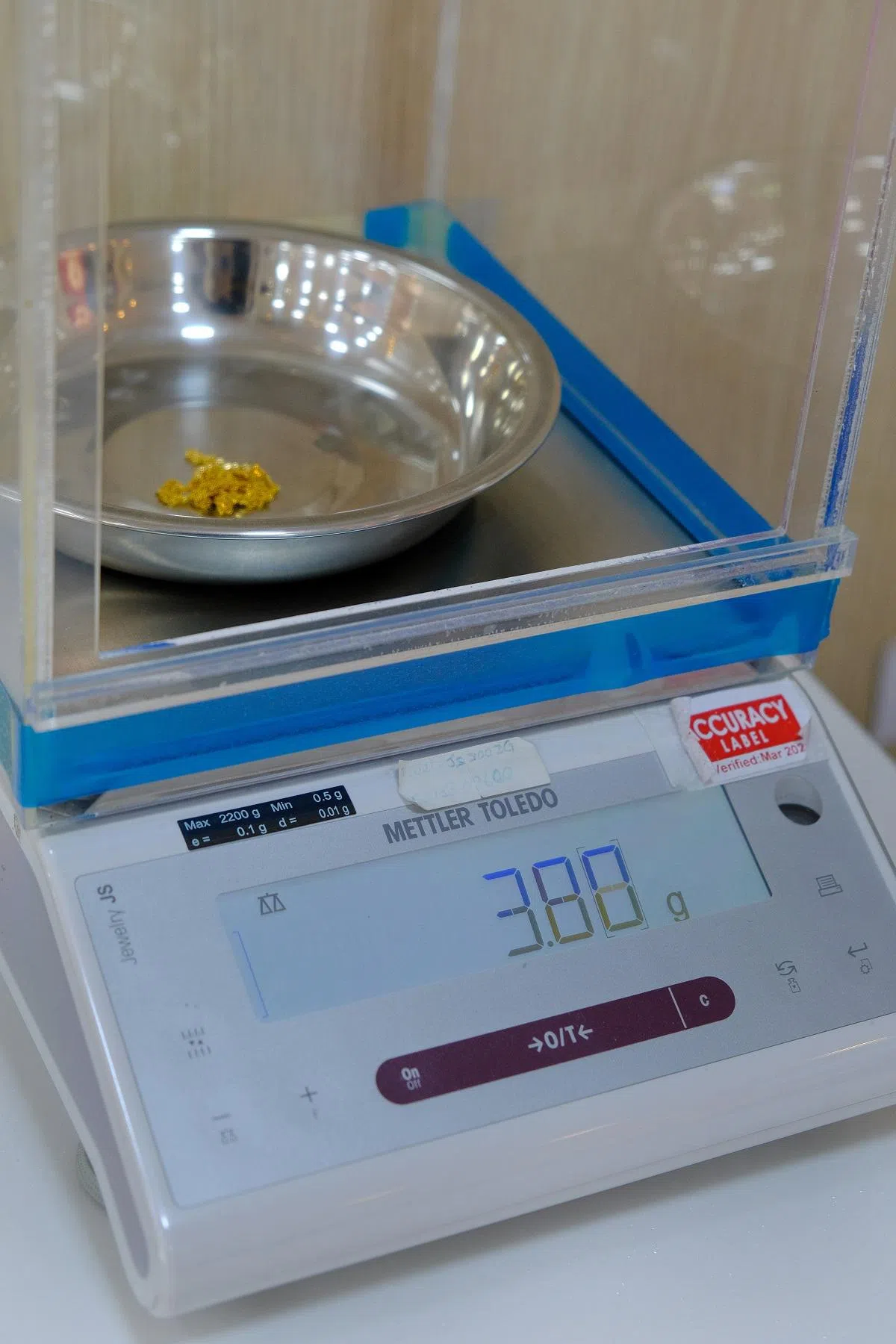 秤金饰使用的电子秤有“准确标签”。（联合早报）