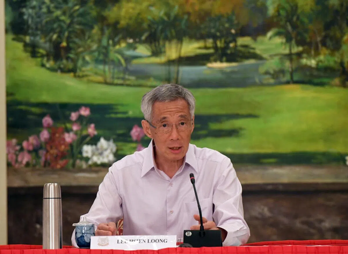  李显龙总理在记者会上说，行动党不能等到下届大选前，才告知国人这一重大的改变。（海峡时报） 