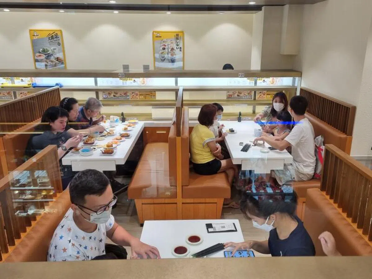 上周三（10日）起，政府允许已接种疫苗且同住者最多五人一桌堂食。（联合早报）