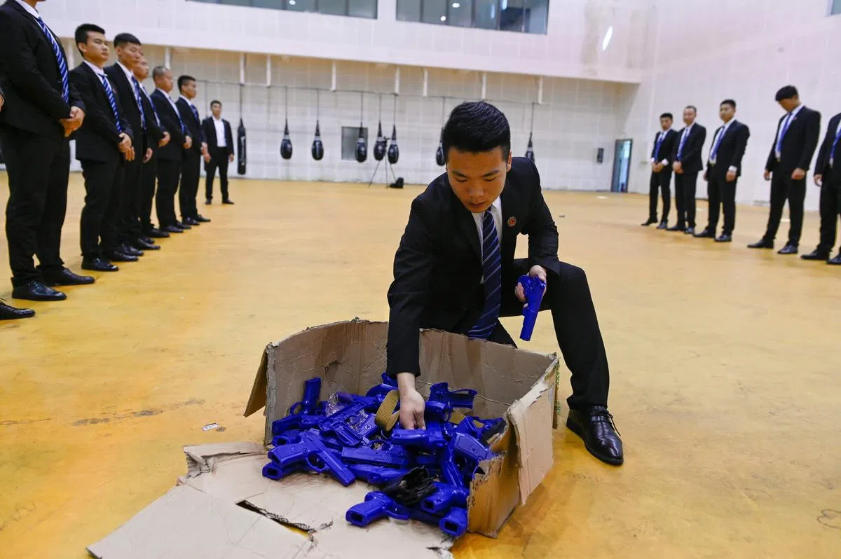  学院使用蓝色仿真枪进行训练。（法新社） 