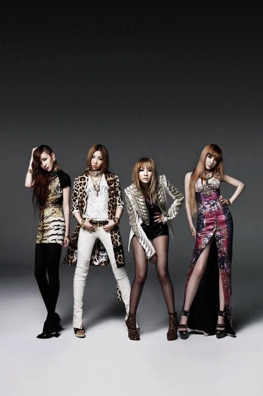 韩团2NE1。