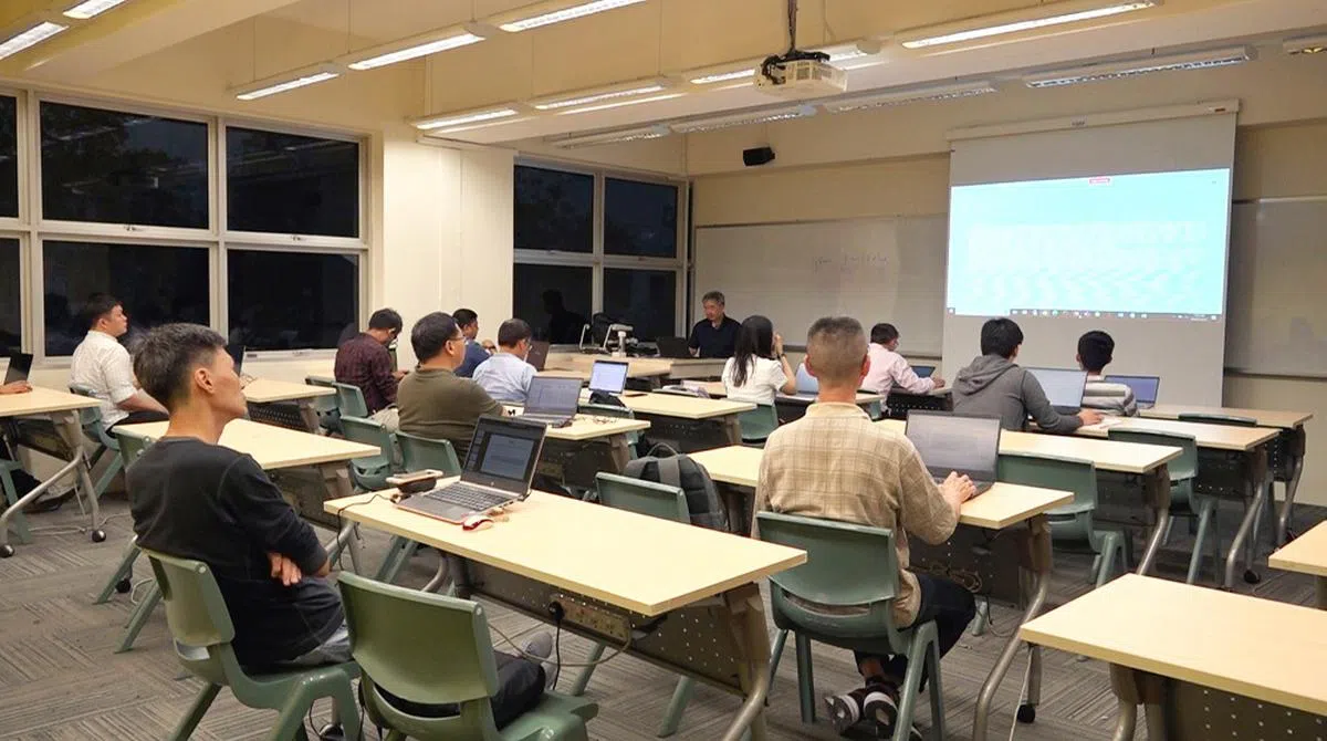 赵健强的同学当中，有不少是放工后赶来上课的年轻上班族。（视频截图）