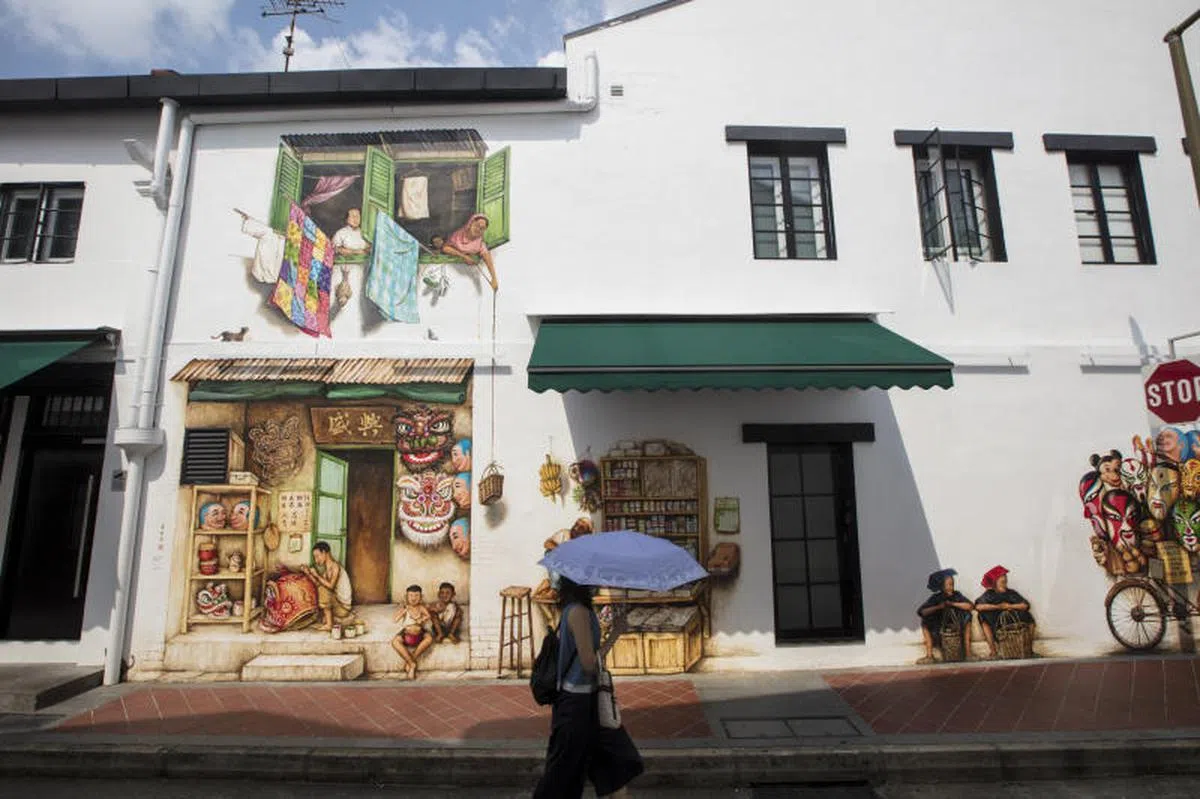 图为新加坡壁画艺术家叶耀宗在牛车水留下的一系列壁画的几个“生活场景”。（海峡时报）