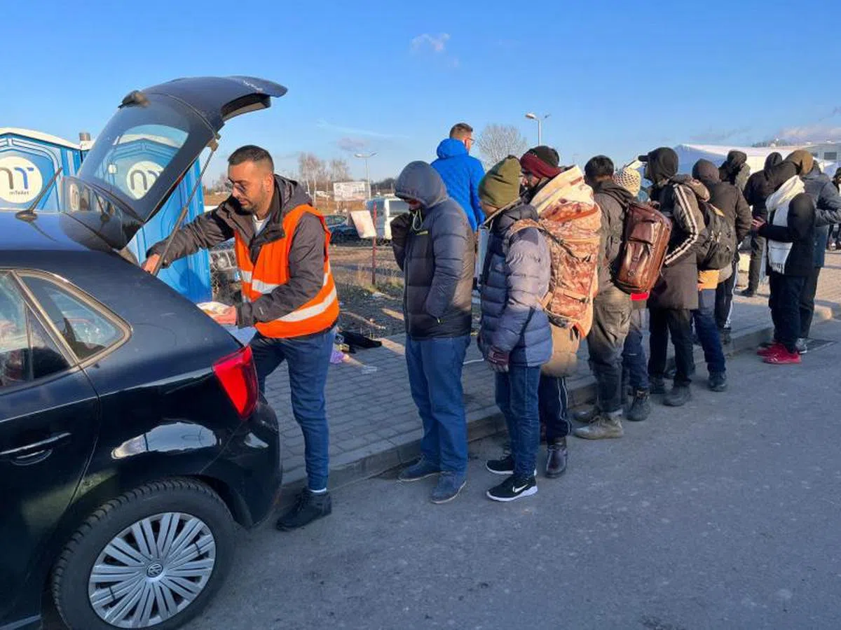 难民领取食物。（Charanjit Walia提供）