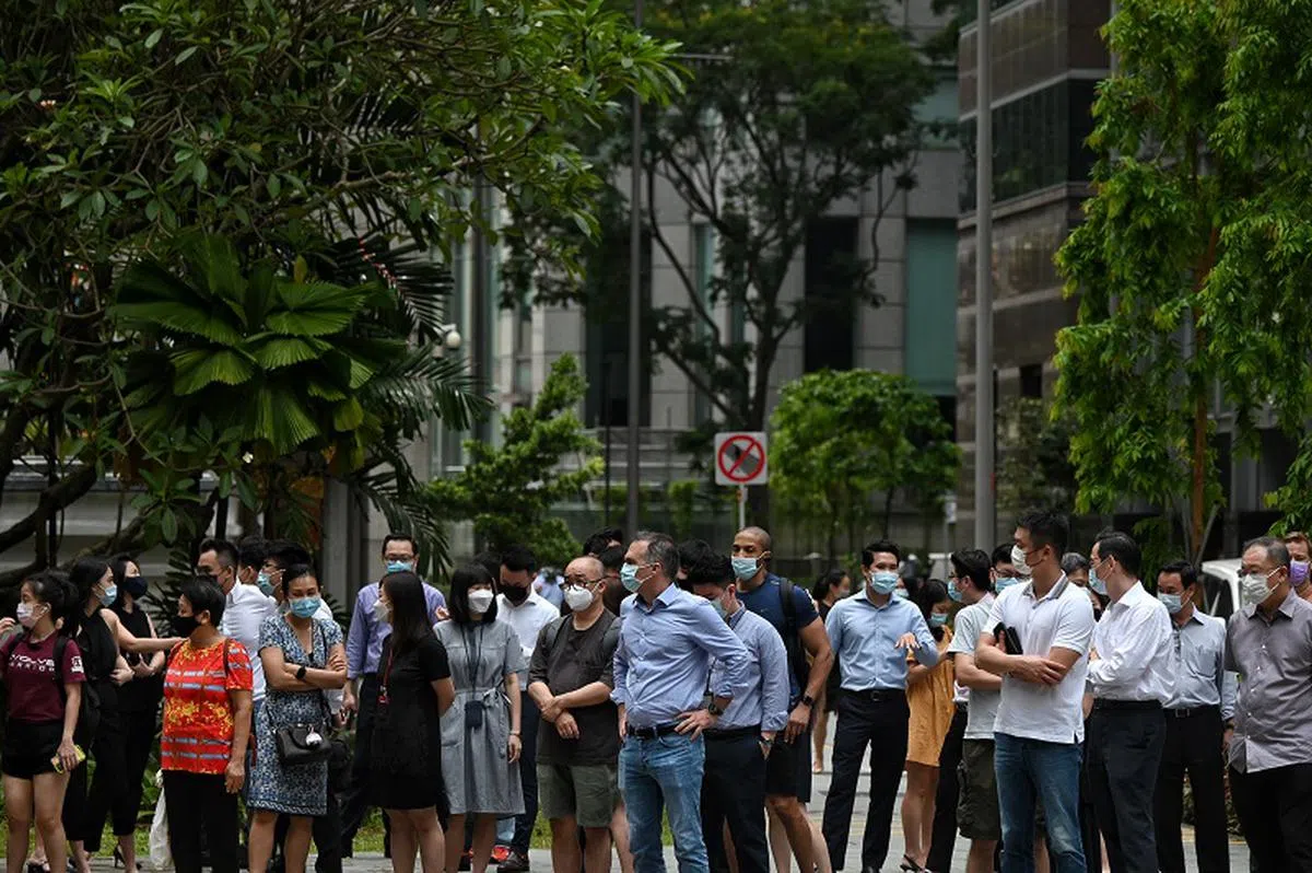 回公司上班的一个苦恼就是，午餐时间必须与大伙儿人挤人外出用餐。（海峡时报）