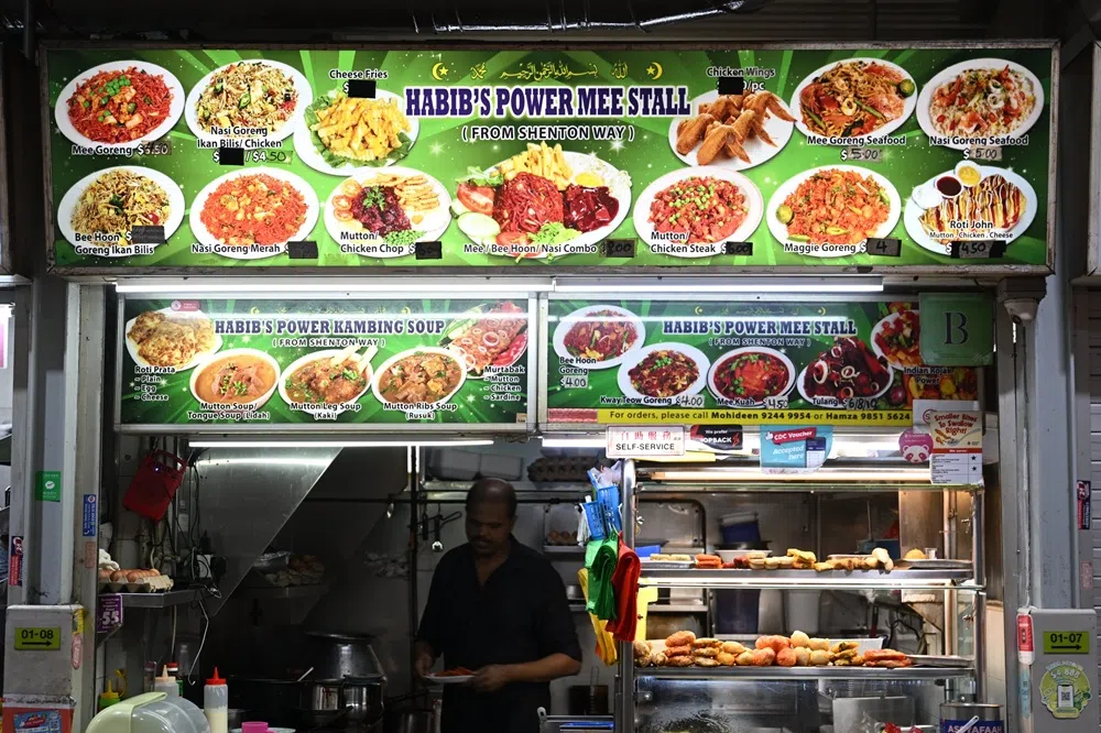 Habib’s Power Mee Stall使用清真档口常见的绿色招牌，上面贴满了炒面、炒饭、鸡扒、炸鸡翅等菜肴的照片，让顾客一目了然。